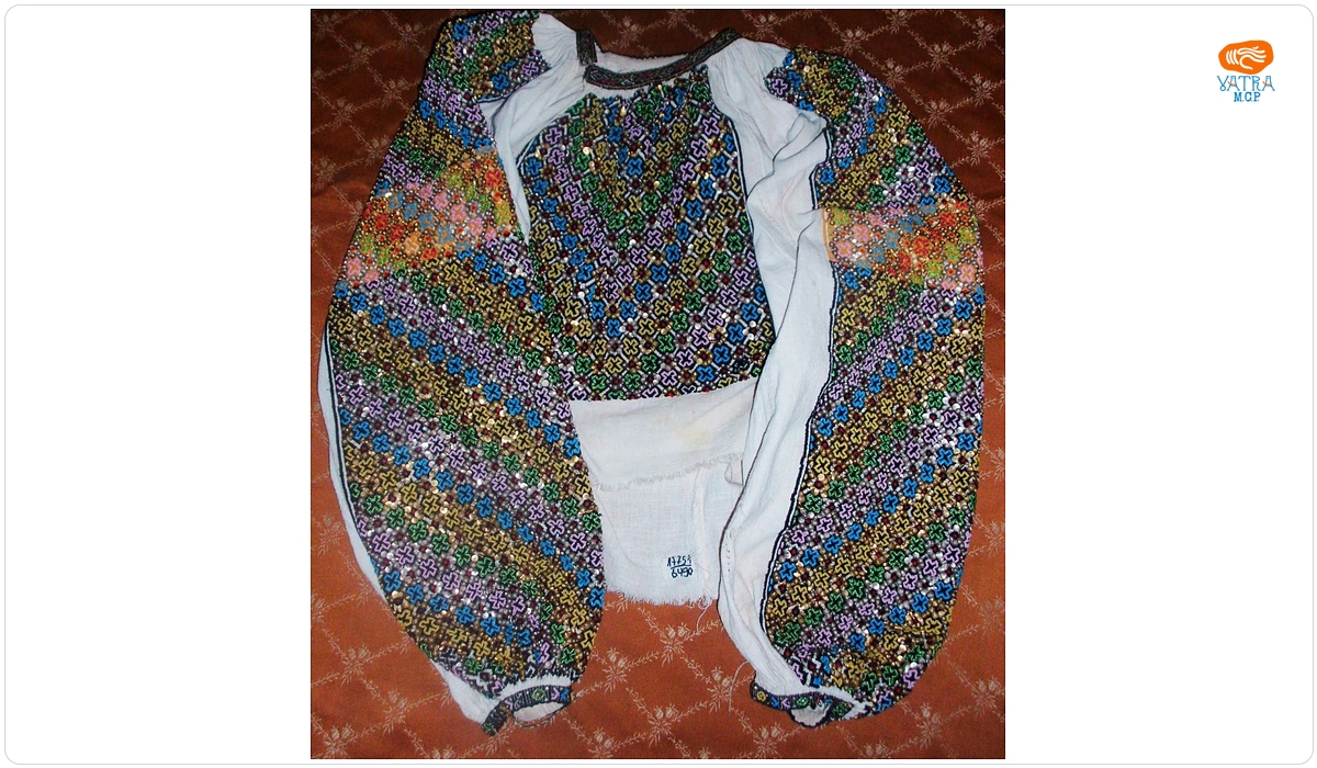 Cămașă femeiască cusută cu mărgele multicolore și paiete