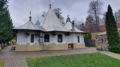 Schitul Sfântul Andrei, Bacău - o bisericuță pe o colină