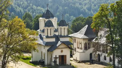 Mănăstirea Înălțarea Domnului, Cota 1000, Dâmbovița - între legenda lui Basarab I și liniștea muntelui
