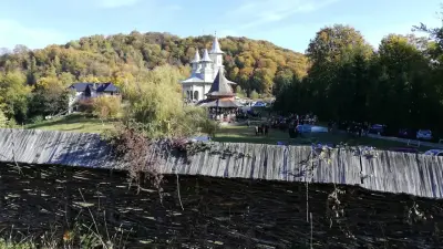 Mănăstirea Dealu Mare, Maramureș. Armonie între arhitectura bizantină și motivele locale.