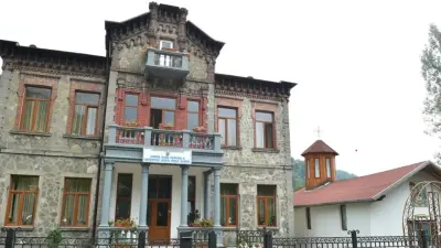 Mănăstirea Sfânta Treime – Bușteni, Prahova. Așezământ tânăr la poalele Bucegilor, aproape de potecile de munte.