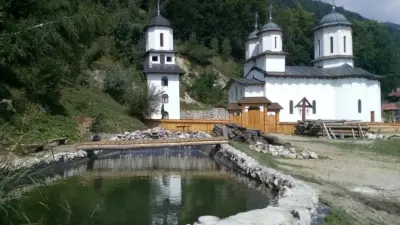 Schitul Pătrunsa, Vâlcea - ctitoria episcopului Climent de la poalele Muntelui Buila