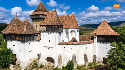 Biserica fortificată din Viscri – turnul greavului, biserica-sală și dubla incintă